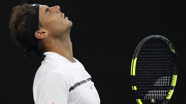 Rafael Nadal se na sebe ve finle Australian Open zlob.