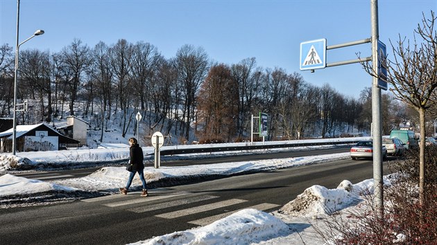 Jeden ze dvou p�echod�, u nich� m� vzniknout z�liv pro autobusov� zast�vky ve sm�ru od Solnice.