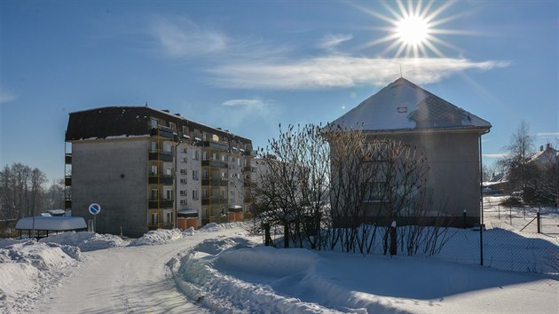 Souasn podoba Dolnho Sdlit v Rokytnici v Orlickch horch. Sovtsk panelky po rekonstrukci prokoukly.