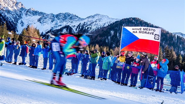 PODPORA. Momentka ze ensk tafety v Anterselv