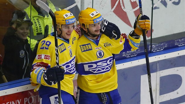 Zlnt hokejist (zleva) David astn a Michal Popelka slav gl.