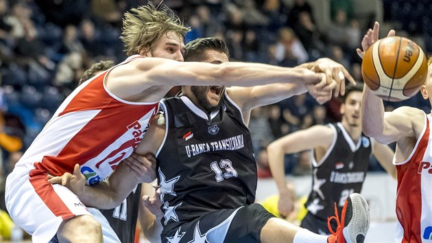 Momentka z duelu FIBA Europe Cupu mezi Pardubicemi (ervenobl) a Klu. Ondej Kohout (vlevo) v souboji s Teodorem Jucanem.