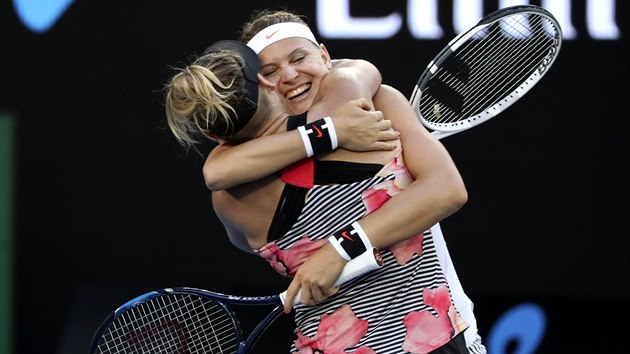 ZA TROCHU RADOSTI LY BYCHOM SVTA KRAJ. Lucie afov (elem) a Bethanie Mattekov-Sandsov slav titul ze tyhry na Australian Open.