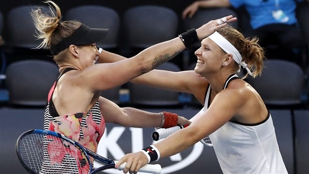 Lucie afov (vpravo) a Bethanie Mattekov-Sandsov prv zskaly titul ze tyhry na Australian Open.