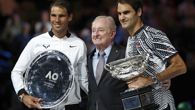 JE KONEC. Tenisov legenda Rod Laver (uprosted) s finalisty Australian Open - vlevo poraen Rafael Nadal, vpravo pak vtz Roger Federer.