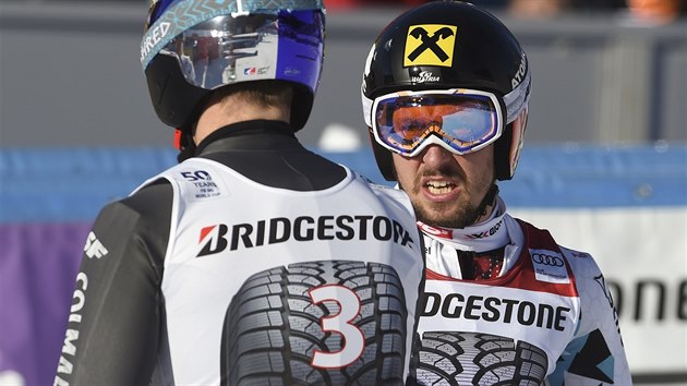 Alexis Pinturault (zdy) gratuluje Marcelu Hirscherovi k triumfu v obm slalomu v Garmisch-Partenkirchenu
