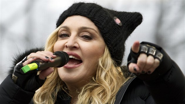 Zpvaka Madonna promluvila na protestnm pochodu proti Donaldu Trumpovi (21. ledna 2017 ve Washingtonu).