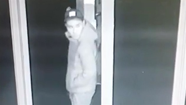 Policie zveřejnila video s útočníkem z Krči