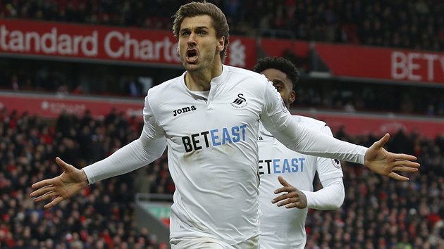 UMLEL ANFIELD. tonk Swansea Fernando Llorente se raduje z jednoho ze dvou gl do st Liverpoolu.