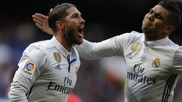 KAPITN KANONR. Obrnce Realu Madrid Sergio Ramos (vlevo) zadil dvma gly vtzstv nad Malagou.