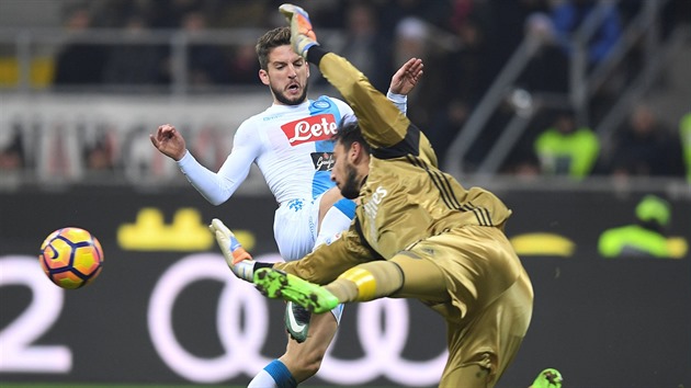 Mlad brank AC Miln Gianluigi Donnarumma zasahuje proti tonkovi Neapole Dries Mertensovi.