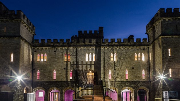 Chris Morling, zakladatel a generln editel spolenosti money.co.uk, koupil hrad v anglickm Cirencesteru, kter pedlal na modern pracovit. 