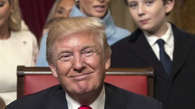Donald Trump, v pozadí jeho manželka Melania a nejmladší syn Barron (Washington, 20. ledna 2017)
