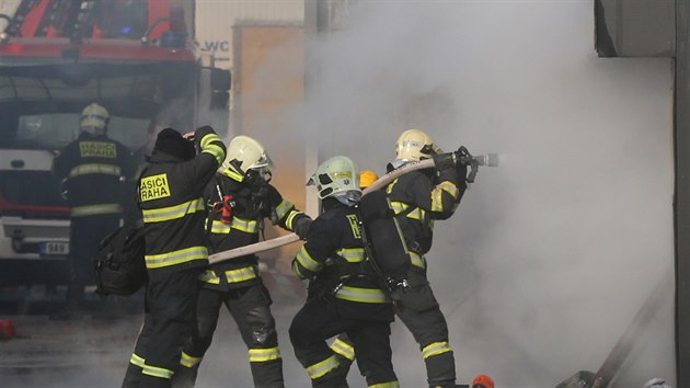 Na výstavišti v pražských Letňanech vybuchla tlaková lahev, při následném požáru se popálili dva lidi.