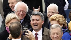 Senátoi Bernie Sanders (vlevo) a John McCain (vpravo) se baví v publiku na...