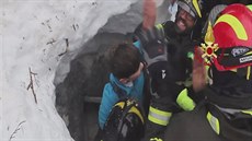 Ital�tí hasi�i z hotelu zavaleného lavinou vyprostili n�kolik lidí (20. ledna...