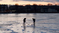 Obyvatelé Vídn hrají hokej na zamrzlém Starém Dunaji, jednom z ramen...