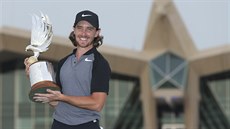 Tommy Fleetwood s trofejí z turnaje European Tour v Abú Zabí.