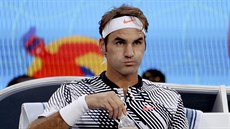 OBERSTVENÍ. Roger Federer dopluje tekutiny ve tvrtfinále Australian Open.