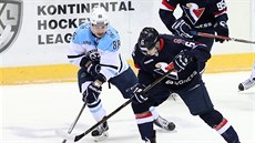 �eský úto�ník Luká� Vopelka (vpravo) v dresu Slovanu Bratislava.
