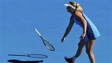 NEDAÍ SE. Coco Vandewegheová hází raketou v semifinále Australian Open.