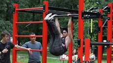 Street workout je cvi�ení pouze s vahou vlastního t�la. Kombinuje posilovaní s...