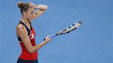 Česká tenistka Karolína Plíšková se drží za hlavu v osmifinále Australian Open.