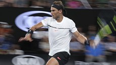Španělský tenista Rafael Nadal hraje na Australian Open proti Monfilsovi.