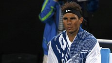 panlský tenista Rafael Nadal eká pi oetování soupee Raonice na lavice.