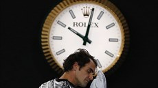 Tenista Roger Federer ve výcarském semifinále Australian Open bojuje s...