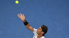 panlský tenista Rafael Nadal podává v semifinále Australian Open proti...