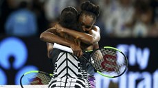 DRAHÁ SESTŘIČKO. Venus Williamsová objímá sestru Serenu po jejím vítězství na...