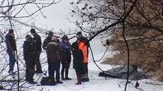 V Praze-Kyjích v nedli dopoledne chodec nalezl mrtvolu mue (29. ledna 2017).