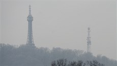 Smog v Praze. Pohled na Petínskou rozhlednu (20.1.2017)