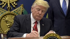 Donald Trump podepisuje jeden z exekutivních píkaz (27.1.2017)