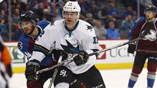 Patrick Marleau brán�ný Ericem Gelinasem v zápase mezi San Jose a Coloradem.