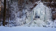 Vodopád v Terin údolí u Nových Hrad po letech tém celý zamrzl. Scéna...