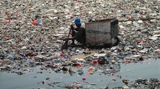 Hory odpadků se nevyhýbají ani řekám. Na snímku znečištěná řeka Sentiong v...