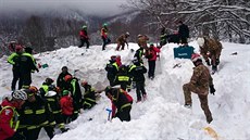 Italtí záchranái vytáhli z trosek hotelu, který zasáhla lavina, u devt lidí...