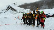 Italtí záchranái vytáhli z trosek hotelu, který zasáhla lavina, u devt lidí...