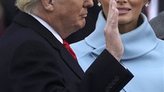 Trump se zvedlou pravicí od�íkává prezidentský slib (20. leden 2017).