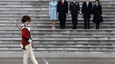 Donald Trump p�ihlí�í �ásti inaugura�ního pr�vodu ze schod� Kapitolu. (20....