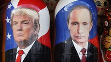 Matrjoky s vyobrazením Donalda Trumpa a Vladimira Putina jsou v tchto dnech v...