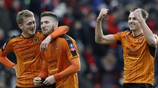 Fotbalisté druholigového Wolverhamptonu oslavují postup v Anglickém poháru p�es...