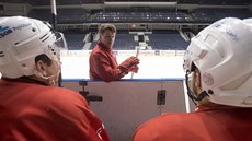 První trénink hokejist� extraligových Pardubic s novým trenérem Milo�em...