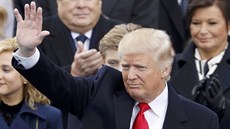 Donald trump vítá diváky na slavnostním ceremoniálu ve Washingtonu k uvedení do...