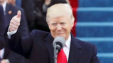 Donald Trump gestikuluje na své píznivce po projevu na slavnostní inauguraci...