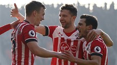 Fotbalisté Southamptonu se radují ze vsteleného gólu v zápase anglické ligy...