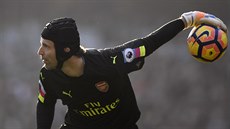 Brankář Arsenalu Petr Čech rozehrává během domácího ligového utkání proti...