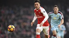 Nmecký záloník Mesut Özil spchá za míem v utkání Arsenalu s Burnley.